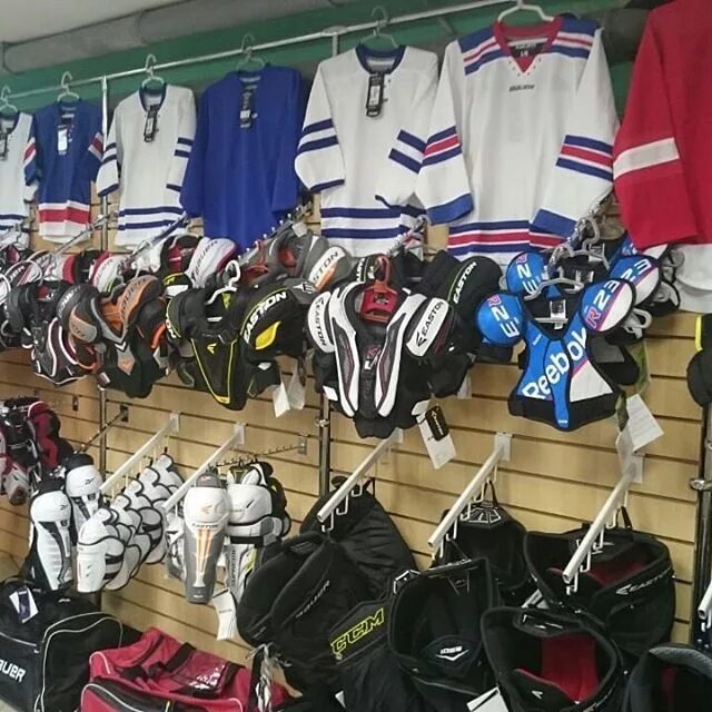 хоккей клаб экипировочный. магазин хоккейной экипировки на толбухина. самый большой хоккейный магазин. экипировочный центр в «хоккейном городе. хоккейный магазин, москва, улица толбухина.