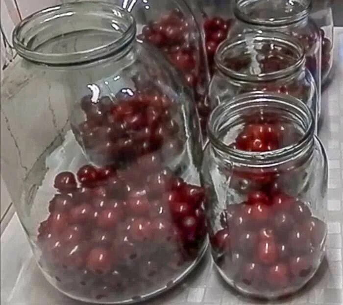 Компот из вишни на зиму. Компот в 3 л банке из вишни. вишнёвый компот на зиму на трёхлитровую банку. компот из вишни с косточками на зиму в 1.5 л банках. компот на 2х литровую банку сахара вишня.