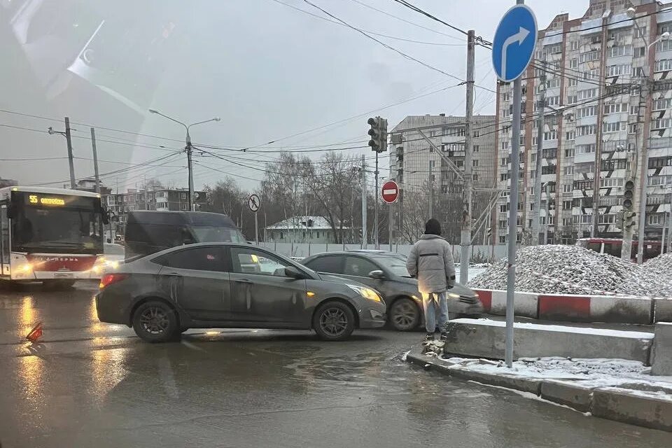 Авария в Перми вчера на шоссе Космонавтов. Авария на шоссе Космонавтов в Перми.