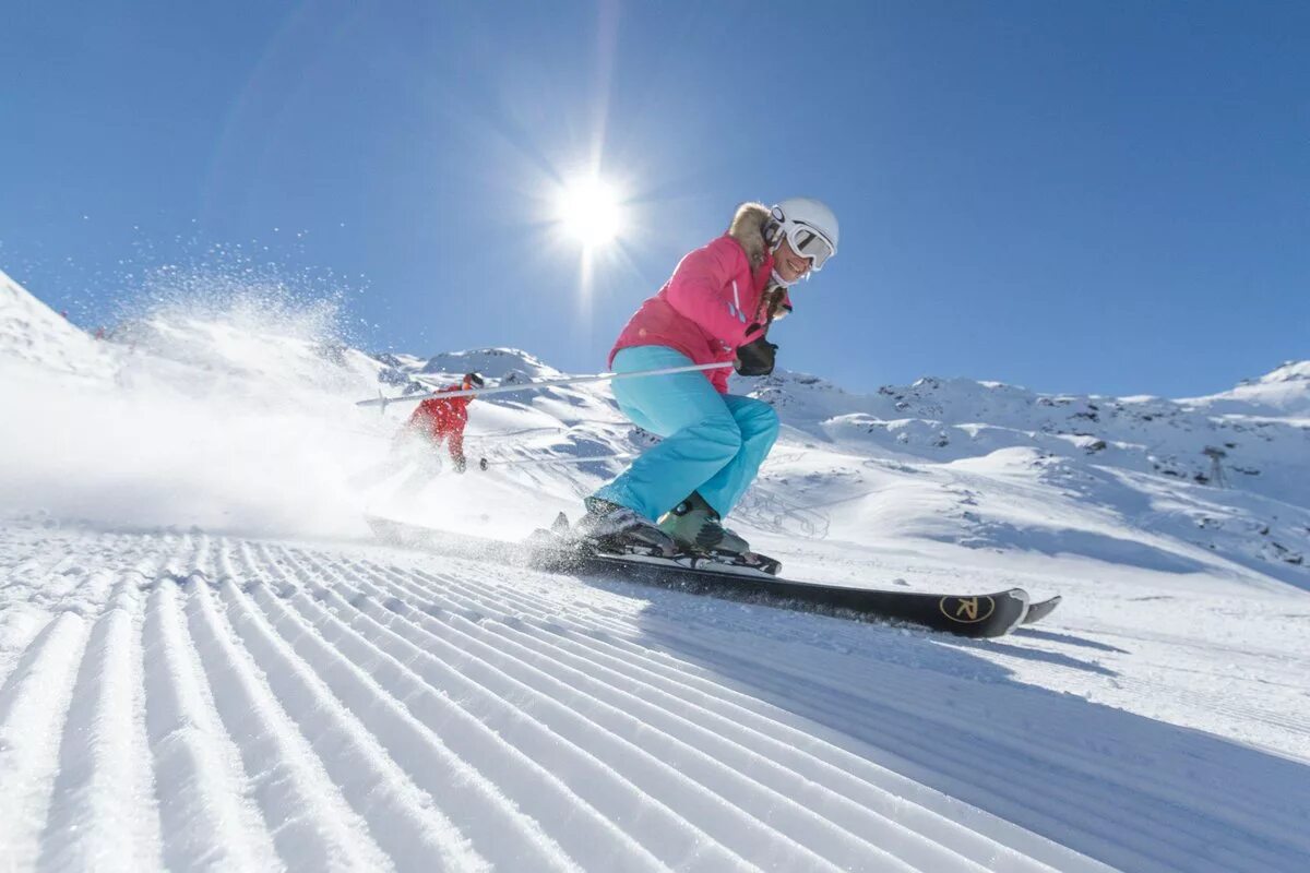 Горнолыжный спорт. Катание на горных лыжах. Катание на лыжах в горах. Катание с горы. Ski picture