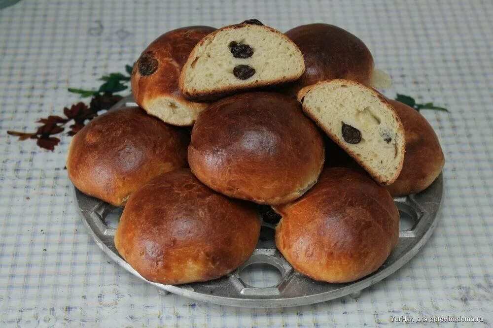 Булочка калорийная с изюмом. Булка калорийная с изюмом. Булочка с изюмом сдобная калорийность. Булочка калорийная с изюмом. Булочка калорийная.