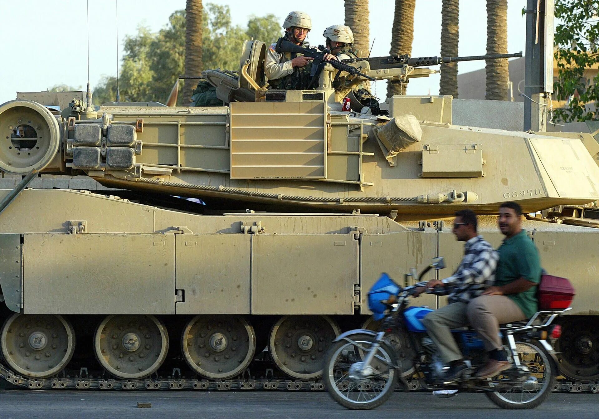 Цена танка абрамс 2023. Танк m1 Abrams. M1 Abrams engine. Американский танк Абрамс. M1 Abrams на платформе.