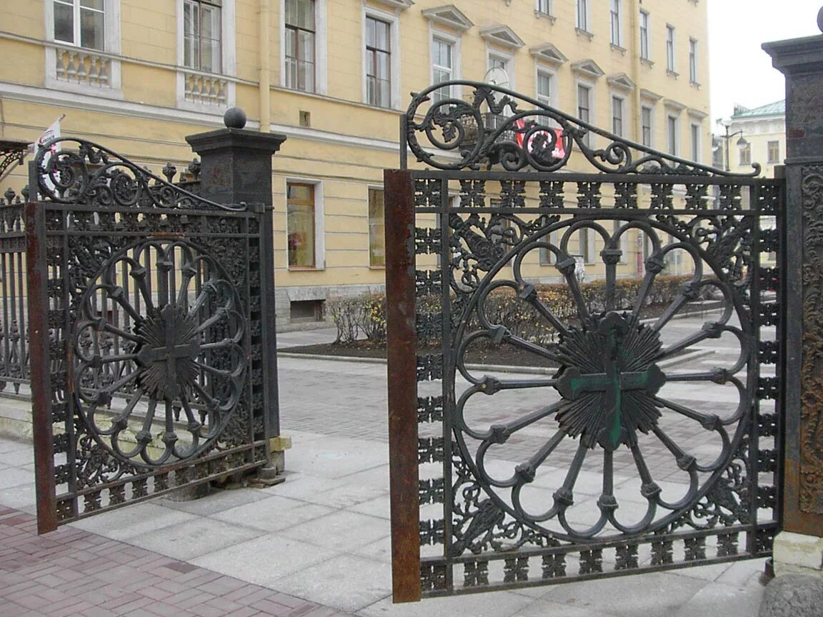 Кованый забор кзс 05. Металлические ворота vr-1. Ворота классика 2022г. Золотые ворота екатерининского дворца. Вороты и решетки.