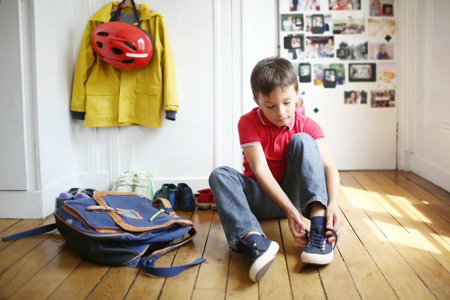 I got t to school. Выбор одежды ребенок первоклассник в зеркале. preparing for school. a kid ready for school. boy is going to school.
