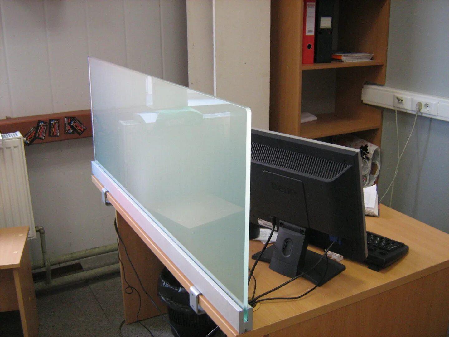 Экран защитный из оргстекла. Пелена 256 экран защитный. Настольный защитный экран. Экран настольный стекло. Защитный экран c03850agk.