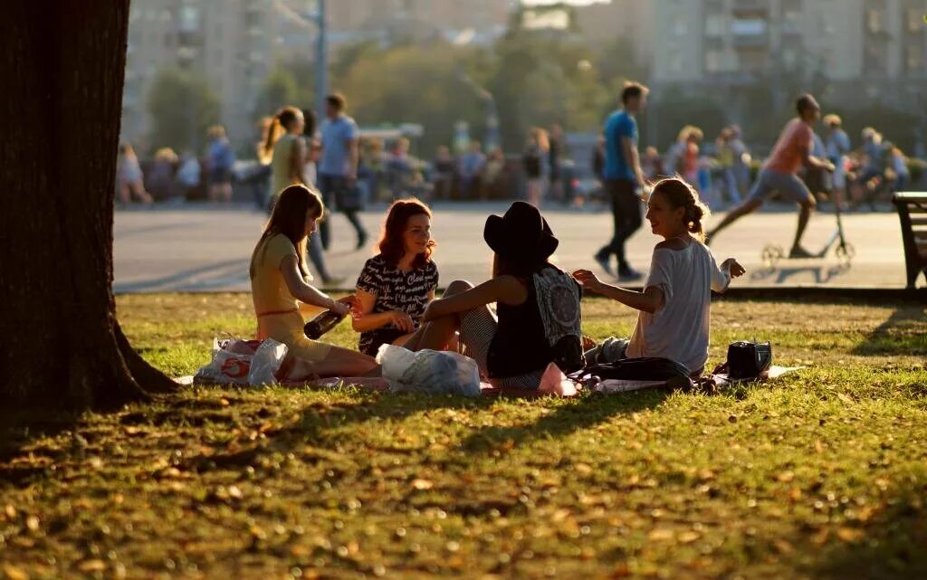 В парках много людей. Парк Горького Москва пикник. Парк с людьми. Люди в парке. Пикники в парках.