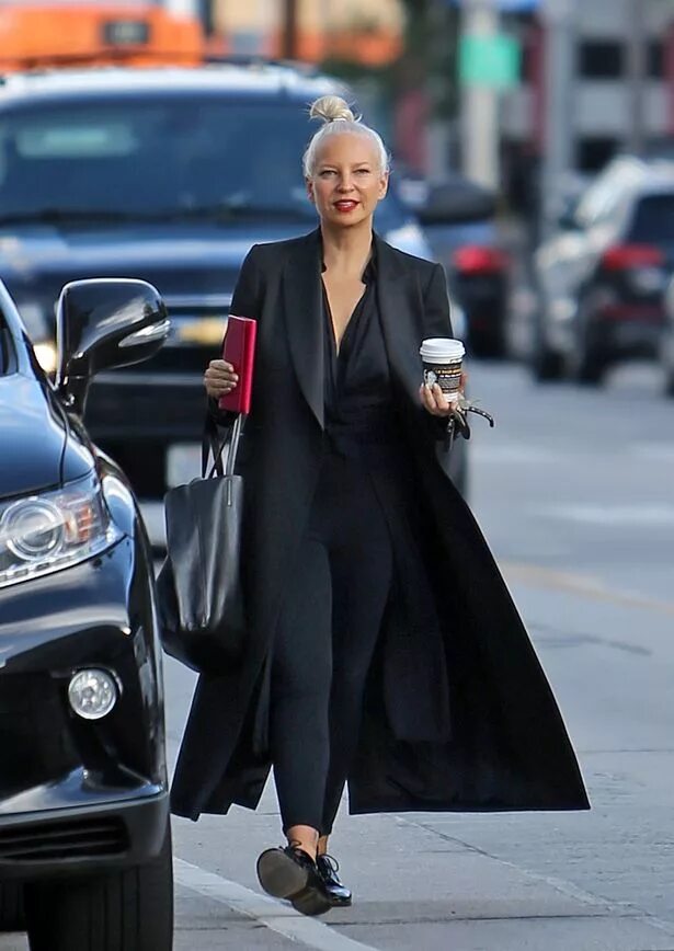 Почему sia не показывает. Sia last актриса. Почему sia не показывает. Sia певица с челкой. Почему sia не показывает.