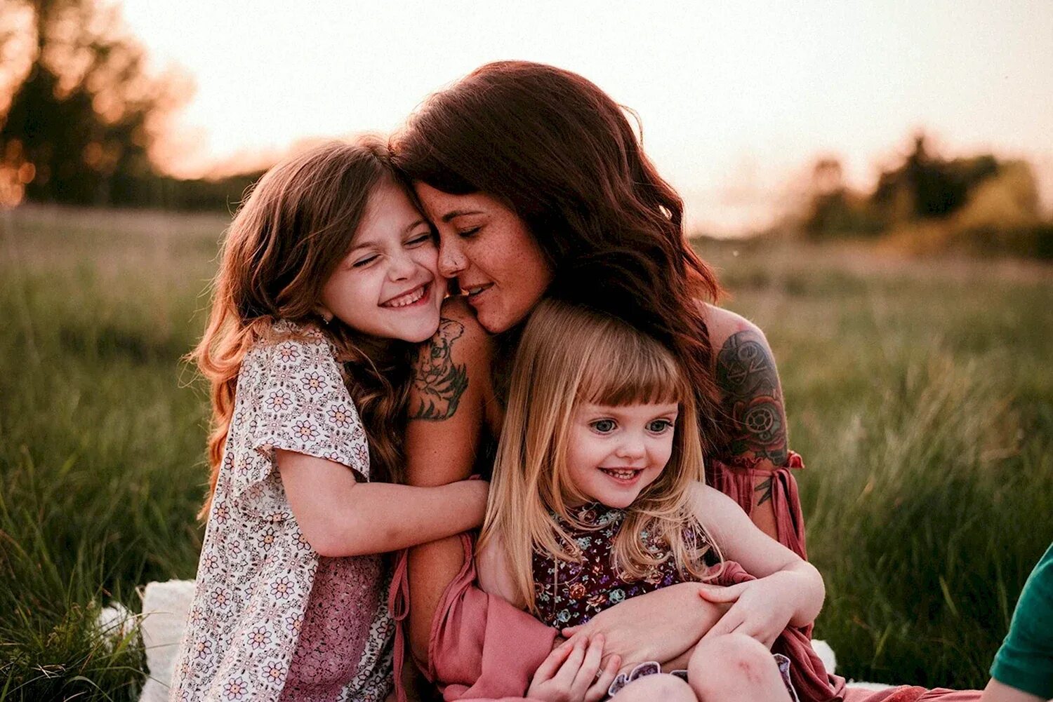 Будет вторая дочка. Мама и дочка. Женщина с двумя дочками. Фотосессия мама и две дочери. Мама и две Дочки картинки.