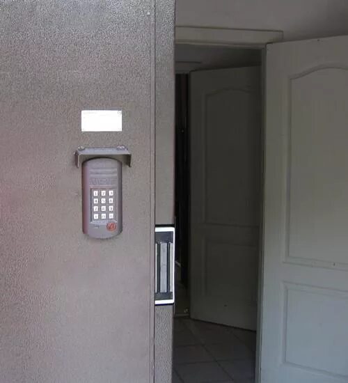 домофон eltis dp 300. домофон элтис dp400. дом домофон двери. электрозамок на входную дверь с домофоном электромеханический замок. дверь в подъезд с домофоном.