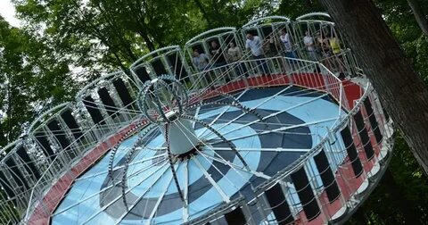 В парке аттракционов павильон