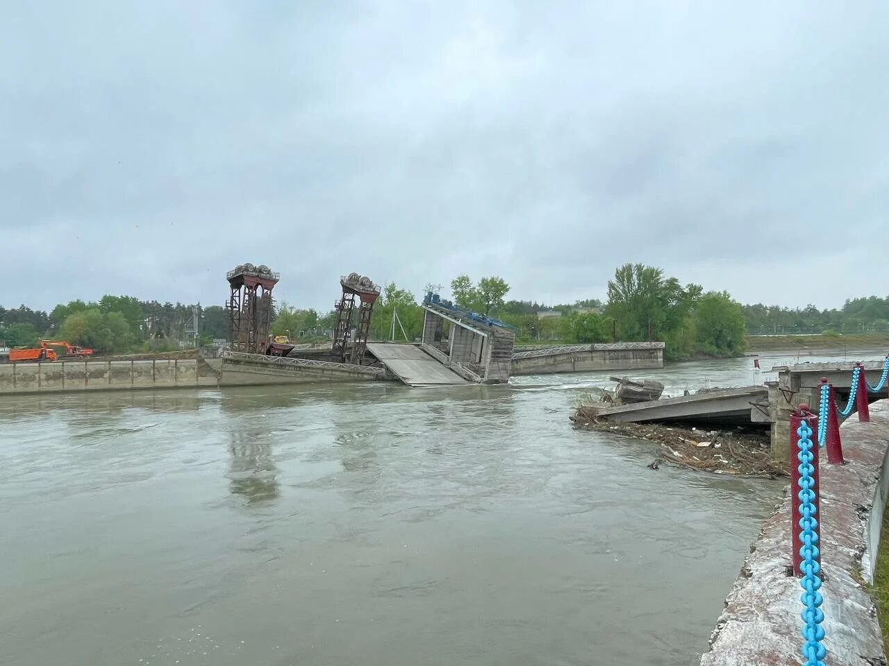 Река кубань федоровский гидроузел. Федоровский подпорный гидроузел. Временная дамба краснодарский край. Временная дамба. Фёдоровский гидроузел краснодарский край.