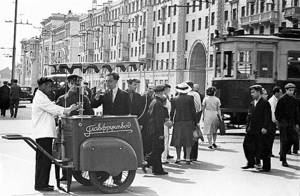 СССР Москва 1940. Москва 1938 год. Кафе мороженое на улице Горького в Москве в СССР. Сатураторная тележка.