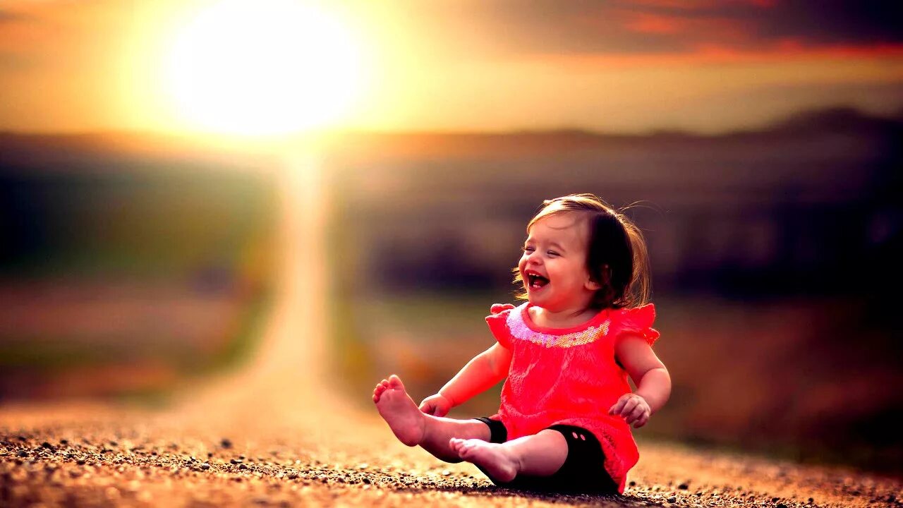 Кудрявая девочка. Детская фотосессия на природе. Фотосессия с мыльными пузырями дети. Фотосъемка детей на природе. Маленькая кудрявая девочка.