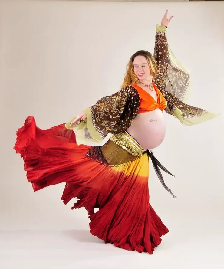 танец живота sadie marquardt pregnant. беременная танцует. девушки с большими животами. танец живота беременные. танец живота для беременных.