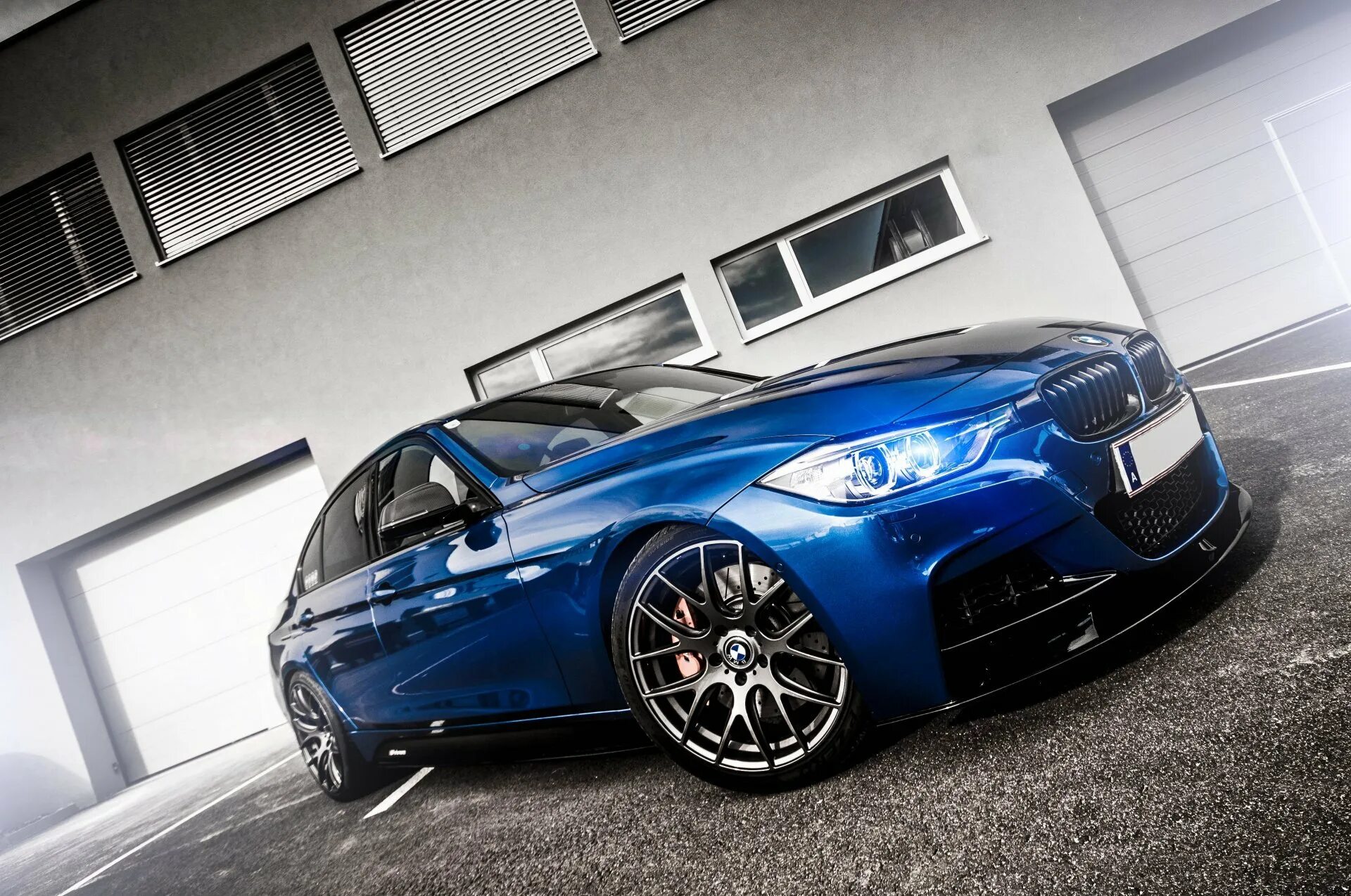 Черная голубая машина. BMW f30 Tuning. BMW f30 Tuning синяя. F30 БМВ Tuning. BMW f30 z Performance.