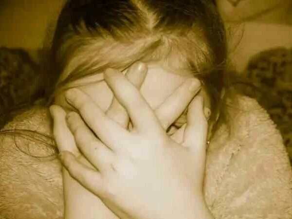 Насилие над несовершеннолетними. Отец надругались. Надругался над несовершеннолетней. Надругался над мальчиком. Пятилетняя девочка.