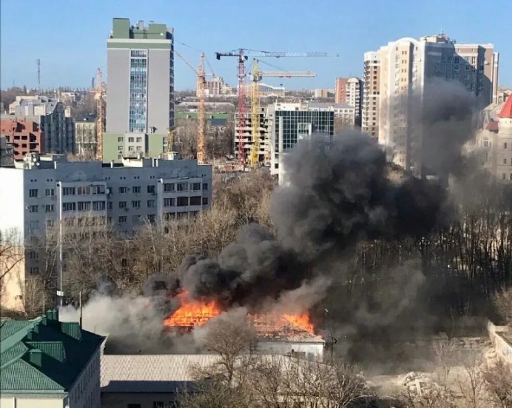 Нападение сегодня на белгородском. Пожар Плаза Белгород. Ресторан Плаза Белгород. Сгоревший ресторан Плаза Белгород. Пожар в Белгороде сейчас.