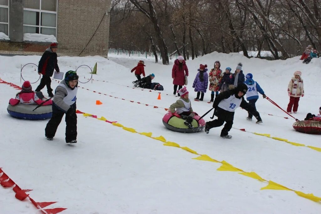 зимние соревнования для детей на улице. веселые старты зимние забавы в доу. веселые старты зимой на улице для детей. зимние веселые старты на улице в детском саду. спортивные соревнования зимние забавы.