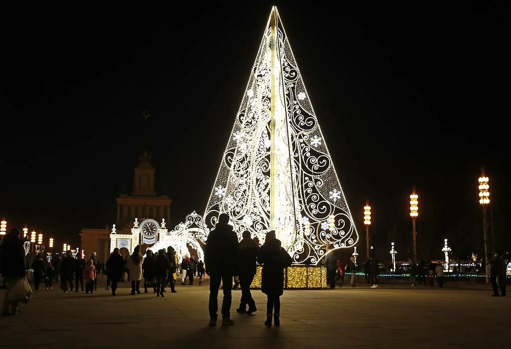 Выставка елок в гуме. Елки в гуме 2021. Елка на вднх. До какого числа стоят елки на вднх. Новогодние елки для детей в москве.