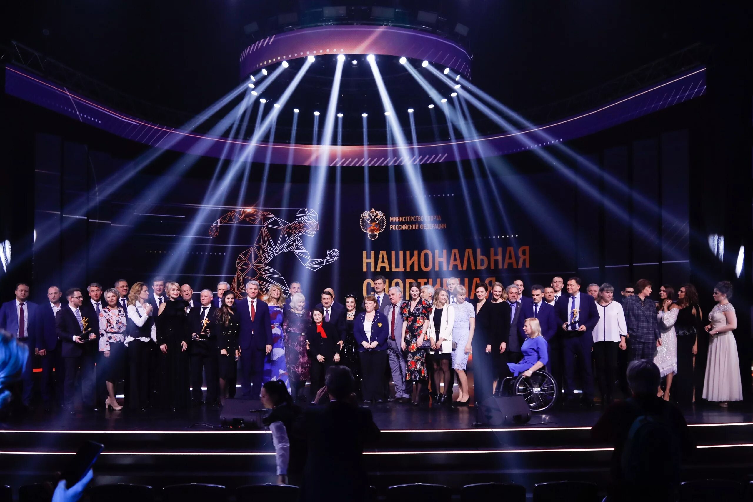 вручение грамоты девушке. церемония награждения. торжественное вручение наград как. мероприятие награждения. букеты для вручения на сцене.