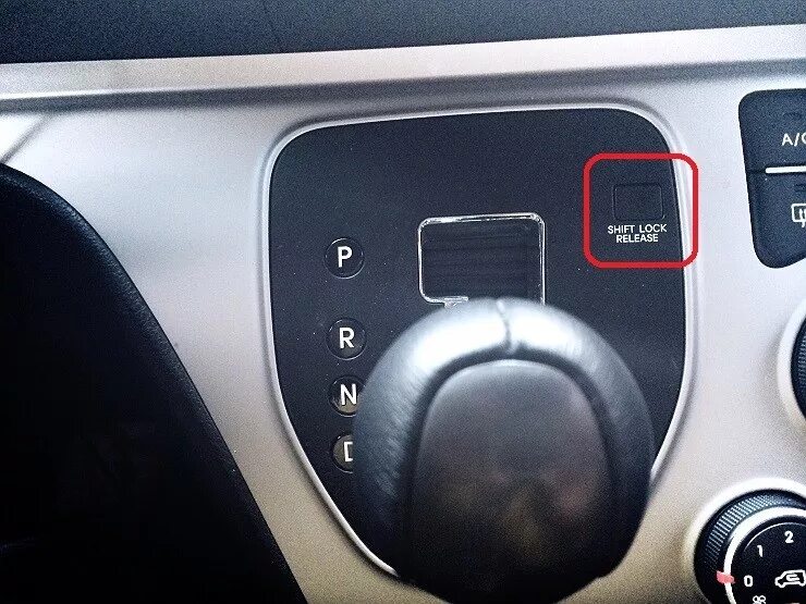 Накладка shift lock. Кнопка shift lock акпп i40. Кнопка shift lock на коробке передач toyota. Кнопка shift lock акпп i40. Кнопка shift lock акпп i40.