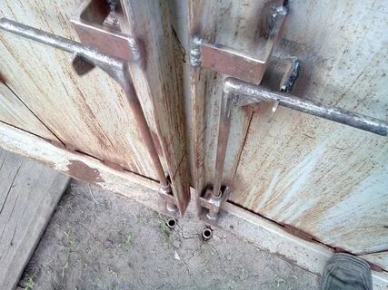 Как сделать запор на ворота своими руками