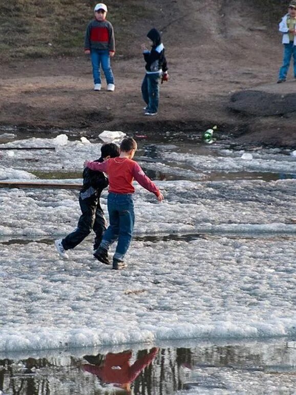 Спасение детей, провалившихся под лёд. Девушка прыгнула в лёд балашиха. Толстые прыгают в воду. Не проверять прочность льда ударом ноги. Падения в фигурном катании.