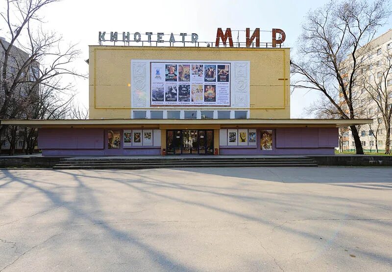 Кинотеатр в городе зима. Кинотеатр юбилейный назарово. Площадь победы барнаул зимой. Кинотеатр мир барнаул фотография. Дворец культуры и кино русь ноябрьск.