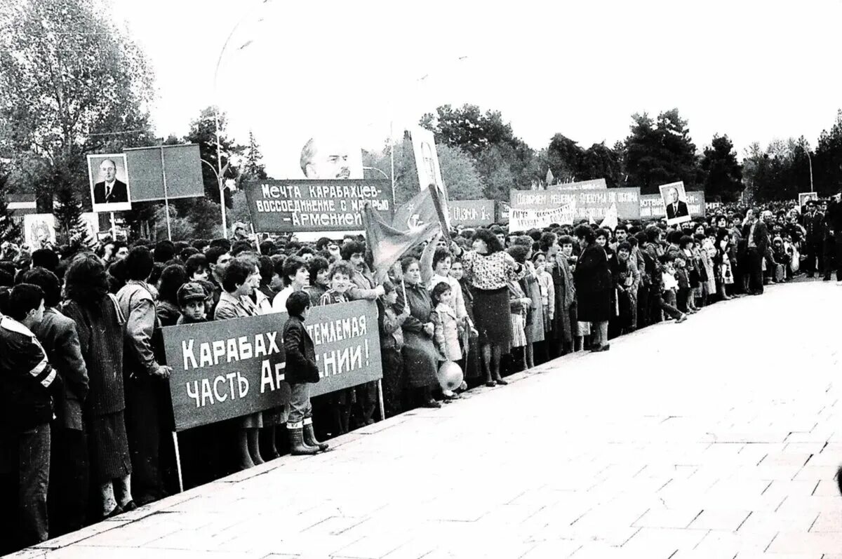 Межнациональные конфликты в ссср 1980. Митинг в Нагорном Карабахе 1988. Митинги в Ереване 1988г. Комитет Карабах 1987. Митинг Карабах 1988 год.