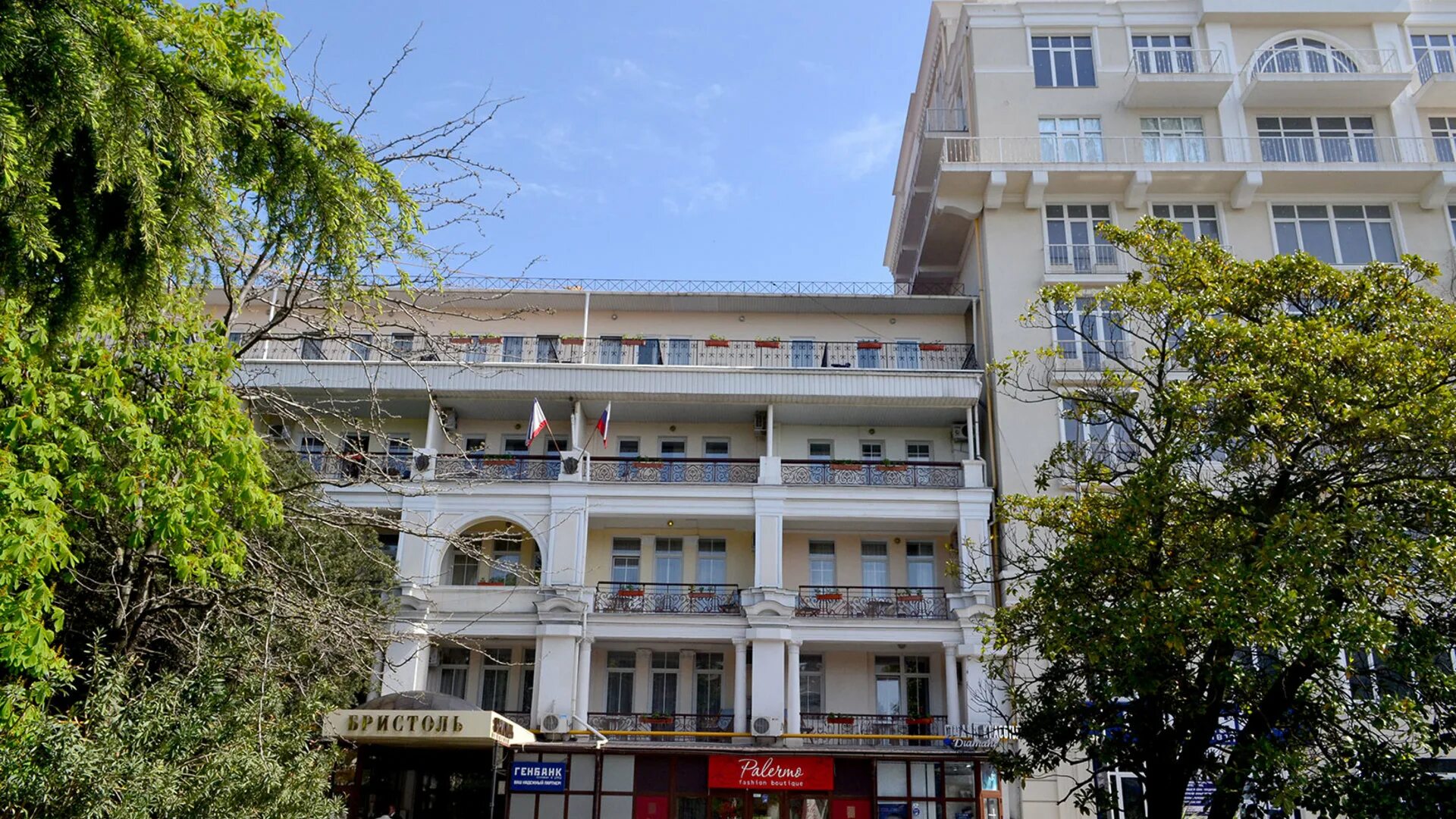 Отели на набережной ялты ореанда. Крым гостиница ореанда. Клубный дом пушкин ялта отель. Мариино маяк ялта. Гостиницы ялты фото.