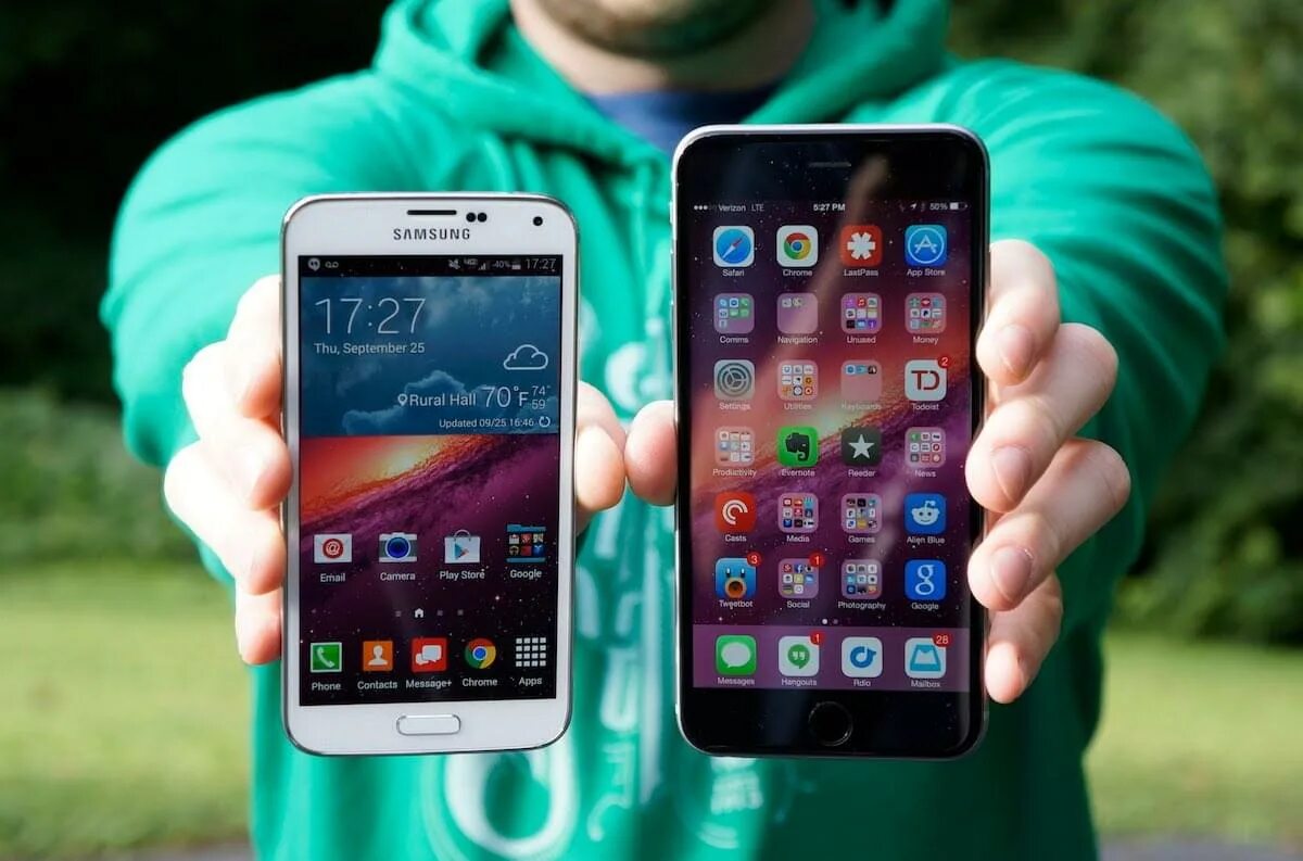 1 телефон последняя версия. Samsung s5 vs iphone 6. Смартфоны самсунг и айфон. Старый и новый смартфон. Сравнение телефонов.