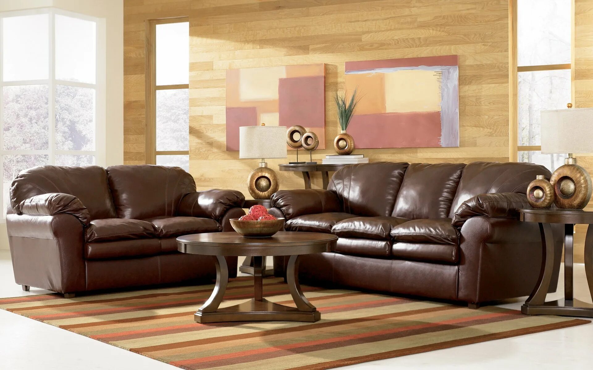 Обои коричневому дивану. Кожаная мебель в интерьере. Кожаная мягкая мебель для гостиной. Коричневый кожаный диван в гостиную. Кожаная коричневая мебель в интерьере.