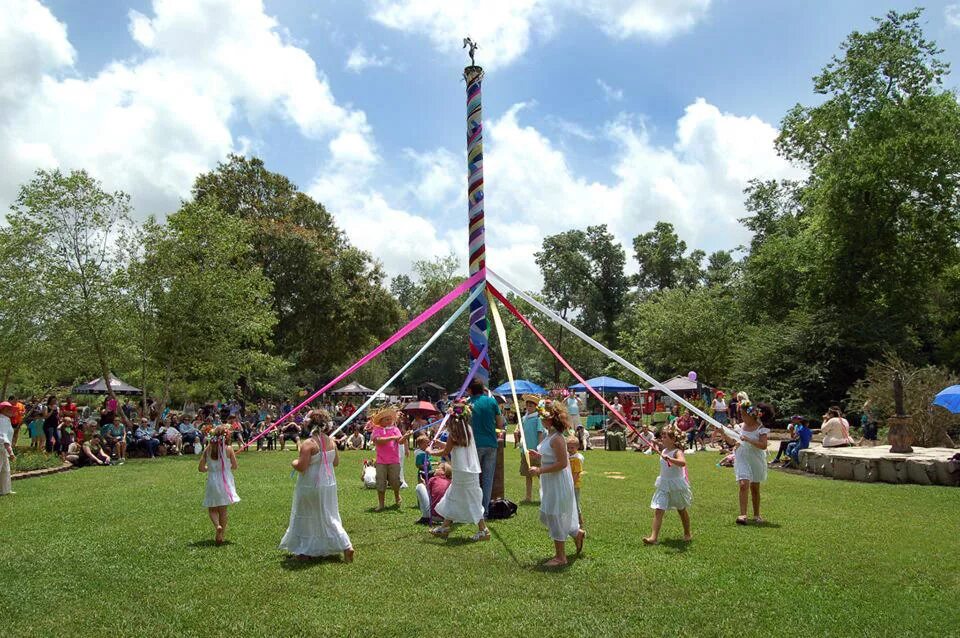 1 мая дерево. Maypole Вальхейм. Праздник Maypole в Великобритании. Бельтайн Майское дерево. Maypole Dancing.