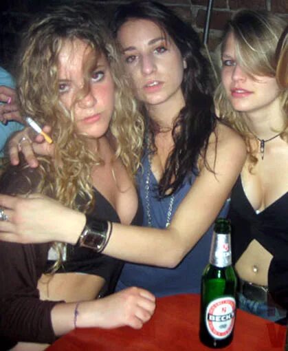 пьяненькие девочки руки вверх. девушка в окружениимужяин. две пьяные девушки. дерзкие подруги. пьяненькие девочки руки вверх.