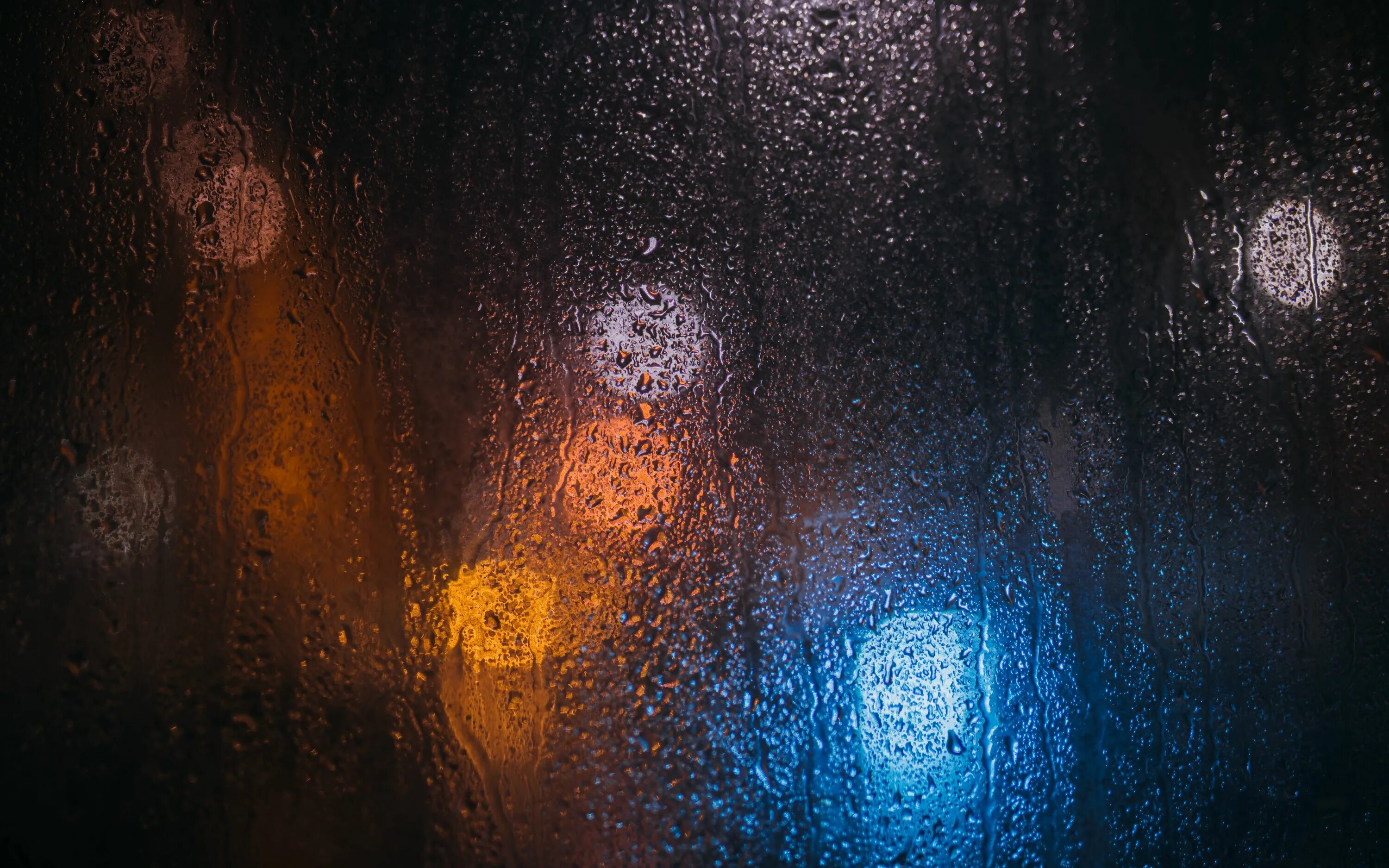 В темных каплях дождя. Дождь на стекле. Капли на стекле. Капли дождя на стекле. Обои дождь.