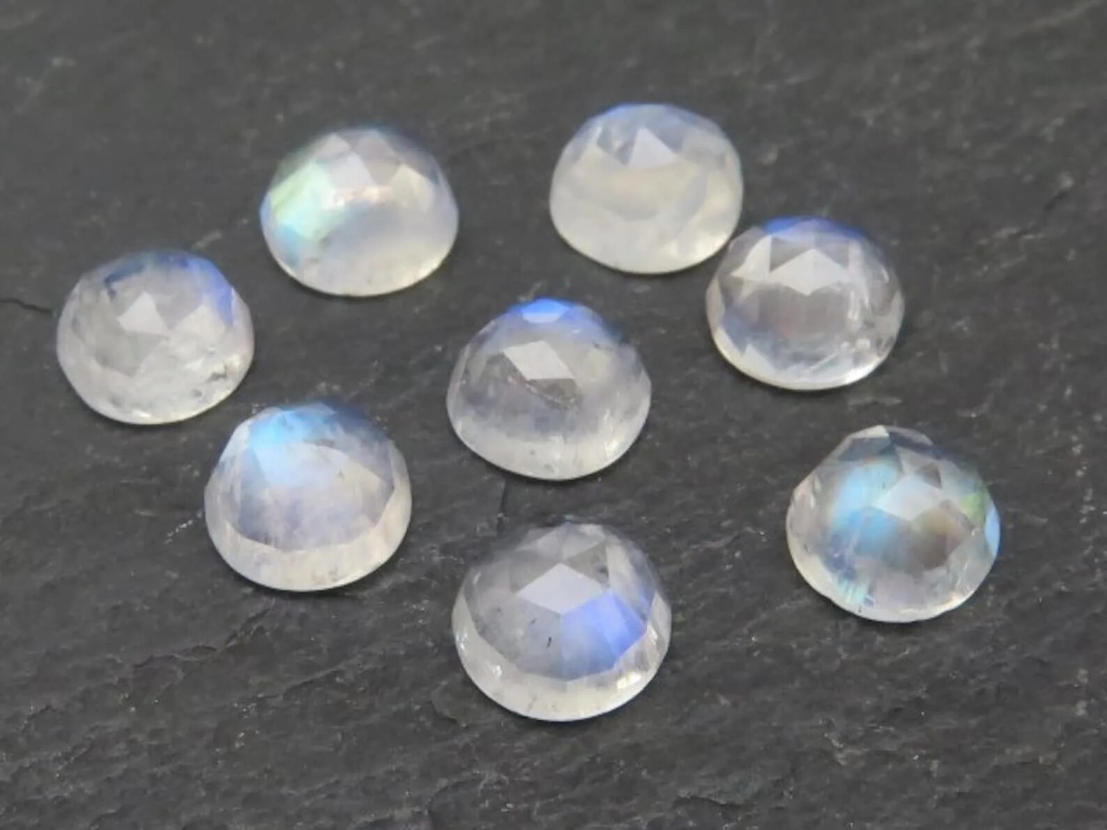 Лунный камень Адуляр. Rainbow Moonstone камень. Лунный камень / минерал. Иризация лунного камня.