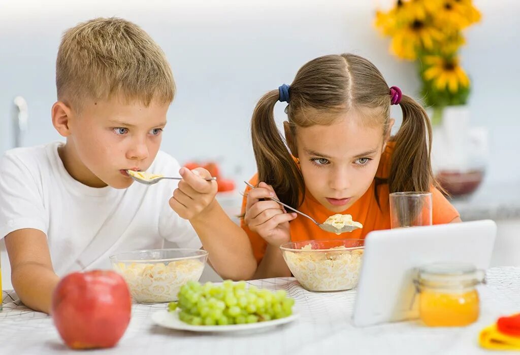 They were eating. Еда для детей. Дети за столом. Ребенок ест. Ребенок завтракает.