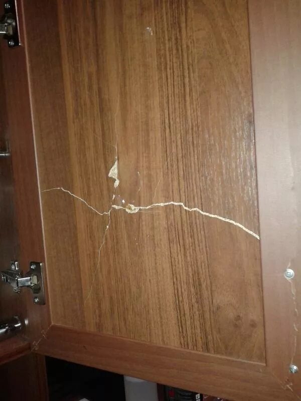 Замерзшие вещи. Сломанные одежды. Сломанные одежды. Завалы в квартире. Сломанный офисный шкаф.