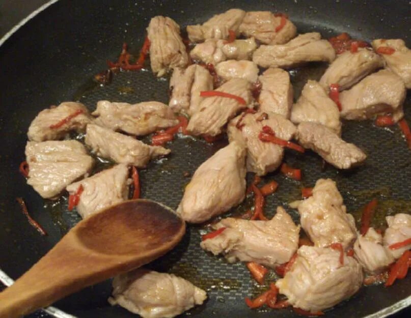 Рецепт жареной свинины кусочками на сковороде. Жарим свинину на сковороде. Свинина с грибами на сковороде. Сколько жарить свинину на сковороде. Сколько жарить свинину на сковороде кусочками.