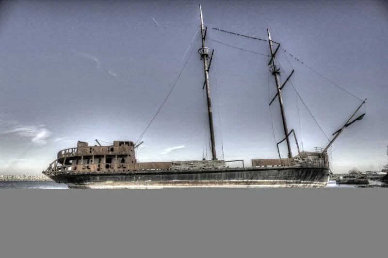 Заброшенные корабли в море. Заброшенные корабли. Умбрия корабль. Заброшенный корабль на берегу. Заброшенные корабли.