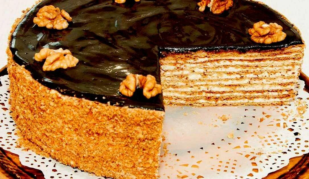 Торт на сковороде с заварным кремом медовик. Торт королевский медовик. медовик с шоколадной глазурью. украшение торта наполеон. украшение медового торта.