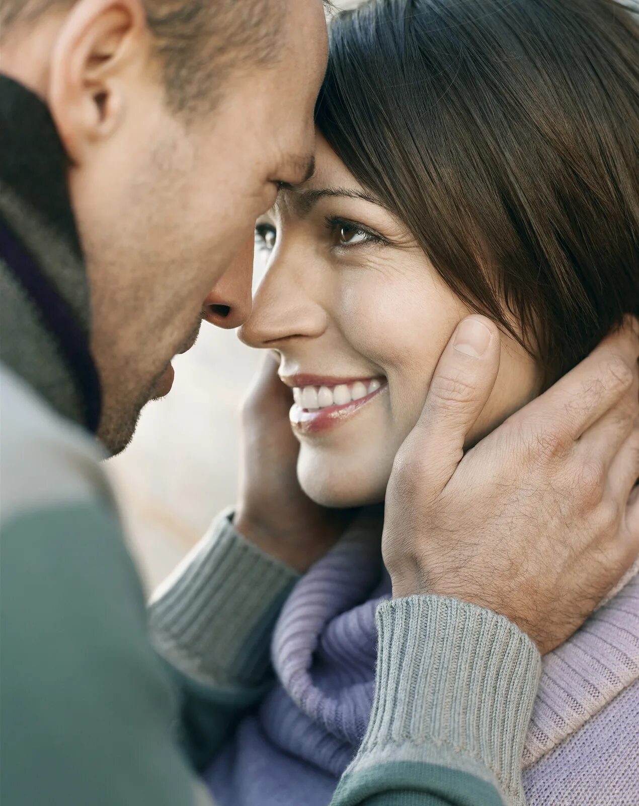 лица напротив друг друга. лицом к лицу. взгляд друг на друга. счастливые пары. профиль мужчины и женщины.