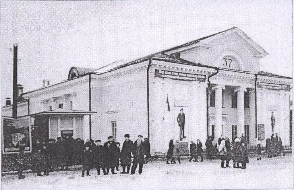 Центр досуга и кино октябрь сыктывкар. Кинотеатр октябрь новокузнецк. Кинотеатр октябрь омск. Московские ворота царское село пушкин. Советская 53 сыктывкар.