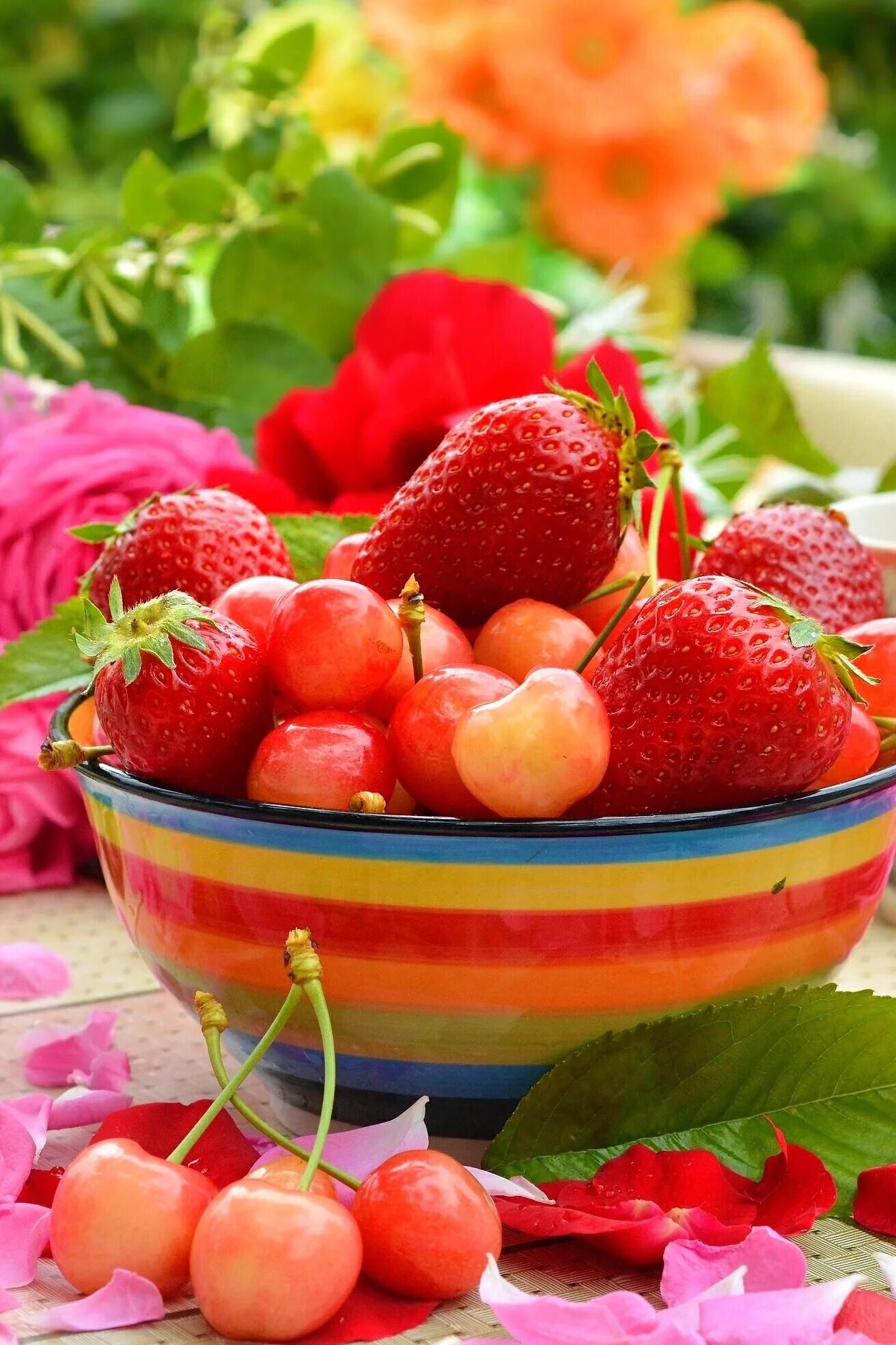 Лето фрукты ягоды. Клубника. Цветы и фрукты. Красивые и яркие летние фрукты.