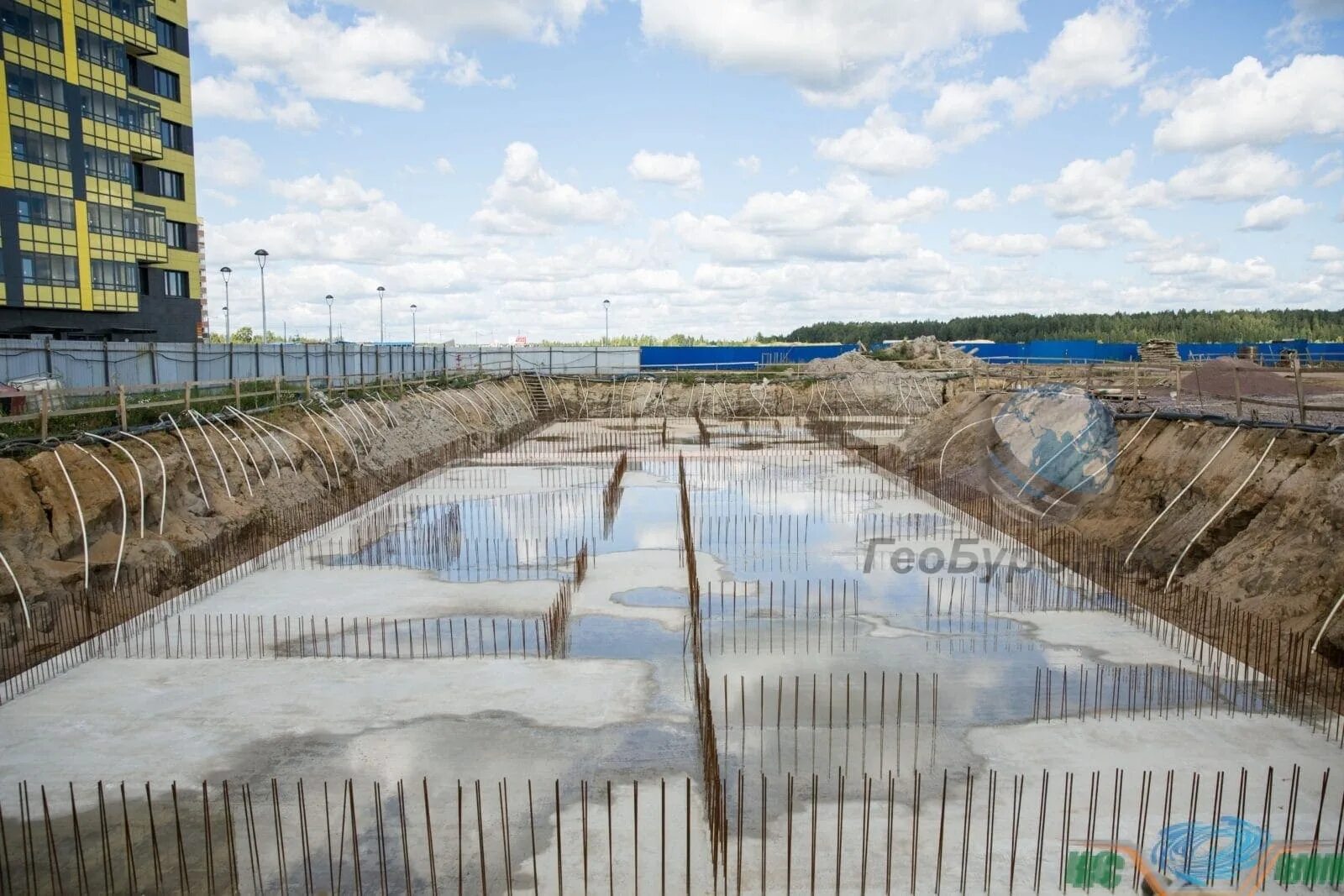 Иглофильтры для водопонижения. Насос для водопонижения. Водопонижение в котловане при строительстве. Водопонижение грунтовых вод на строительных площадках. Иглофильтры для водопонижения технология.