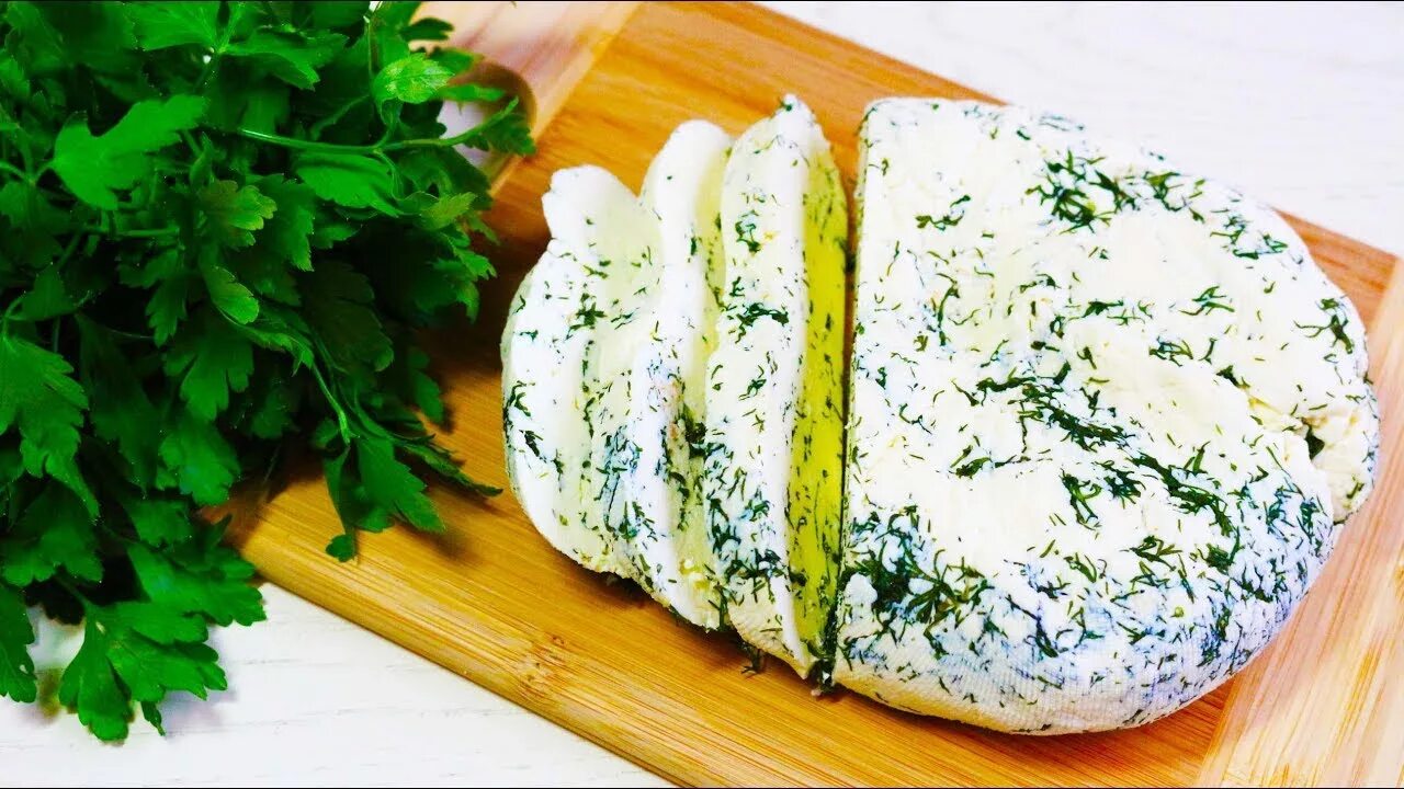 Домашний сыр с зеленью и чесноком. Адыгейский сыр с укропом. адыгейский сулугуни с зеленью. домашний сыр. сыр с зеленью.