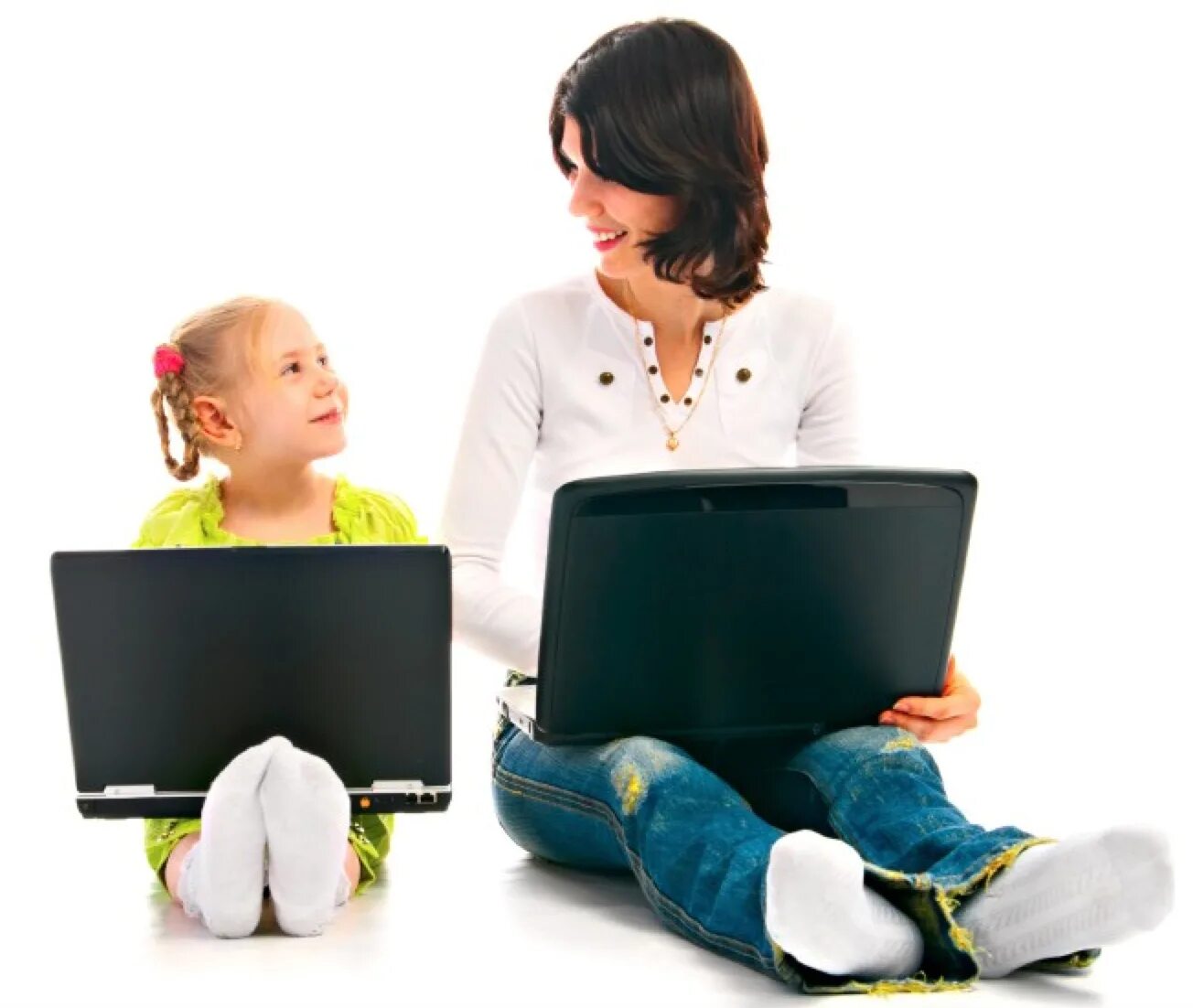 Ребенок с ноутбуком. Компьютер для детей. Компьютер для школьника. Дети родители компьютер. Родители без интернета