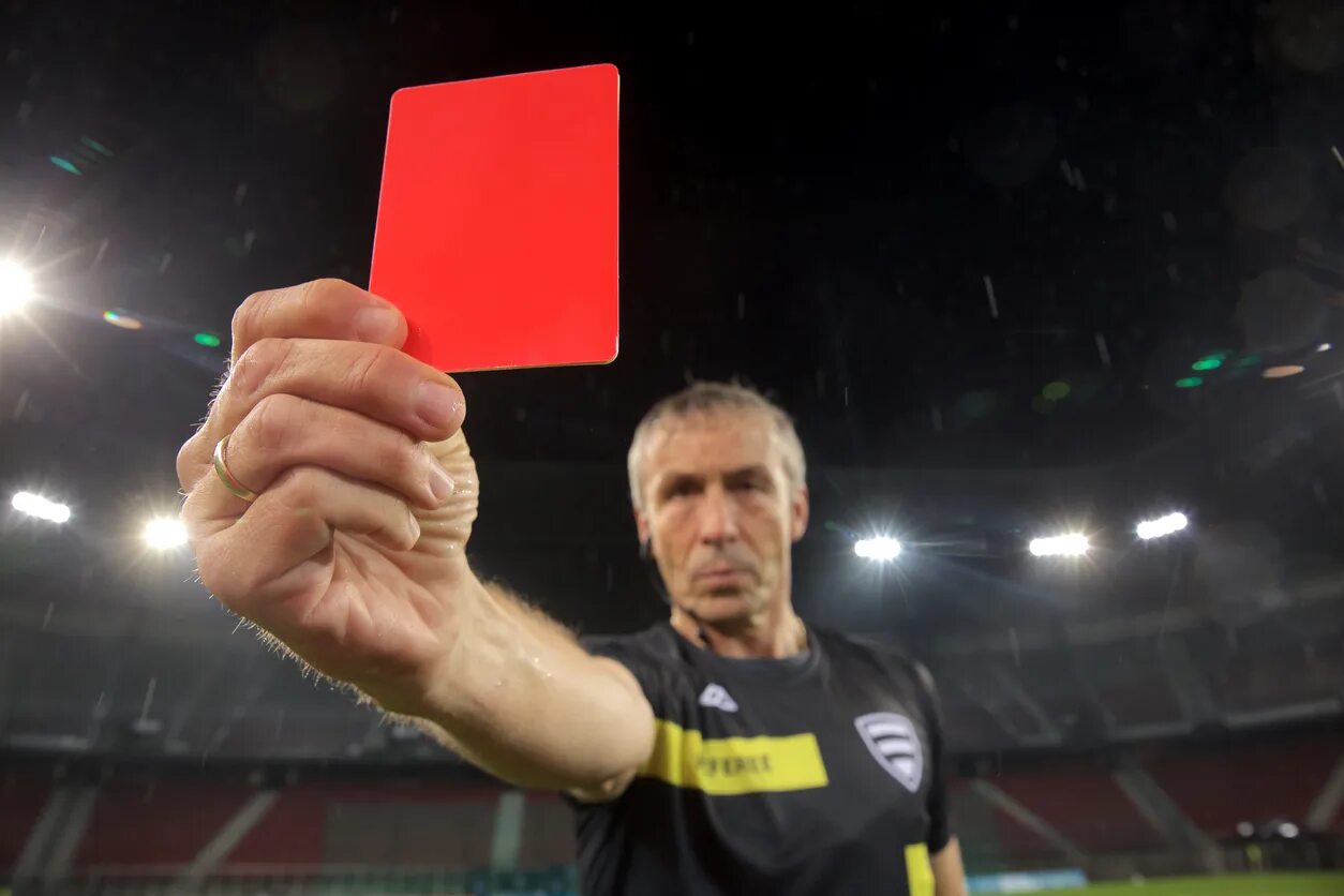 Красная карточка. Красная карточка в футболе. Красная футбольная карточка. Показывает красную карточку.