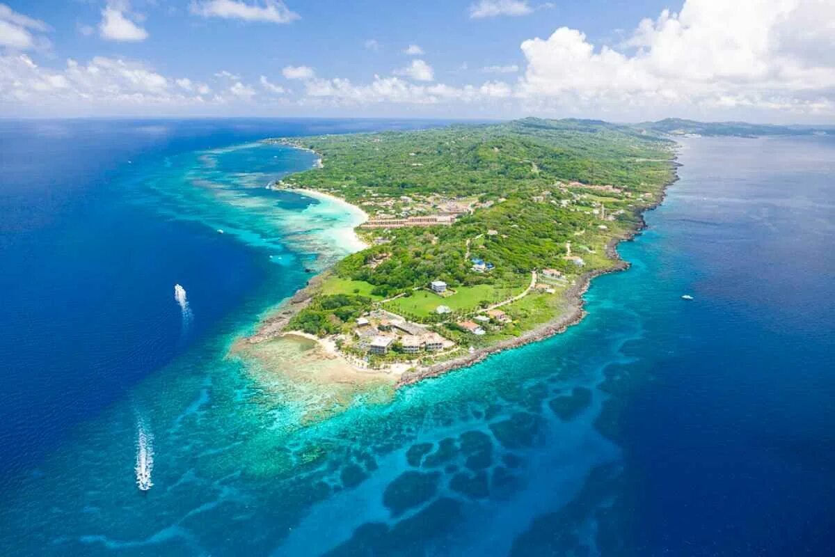Большой остров туру. Остров Роатан. Роатан Гондурас. Остров Роатан в Карибском море. Остров Роатан достопримечательности.