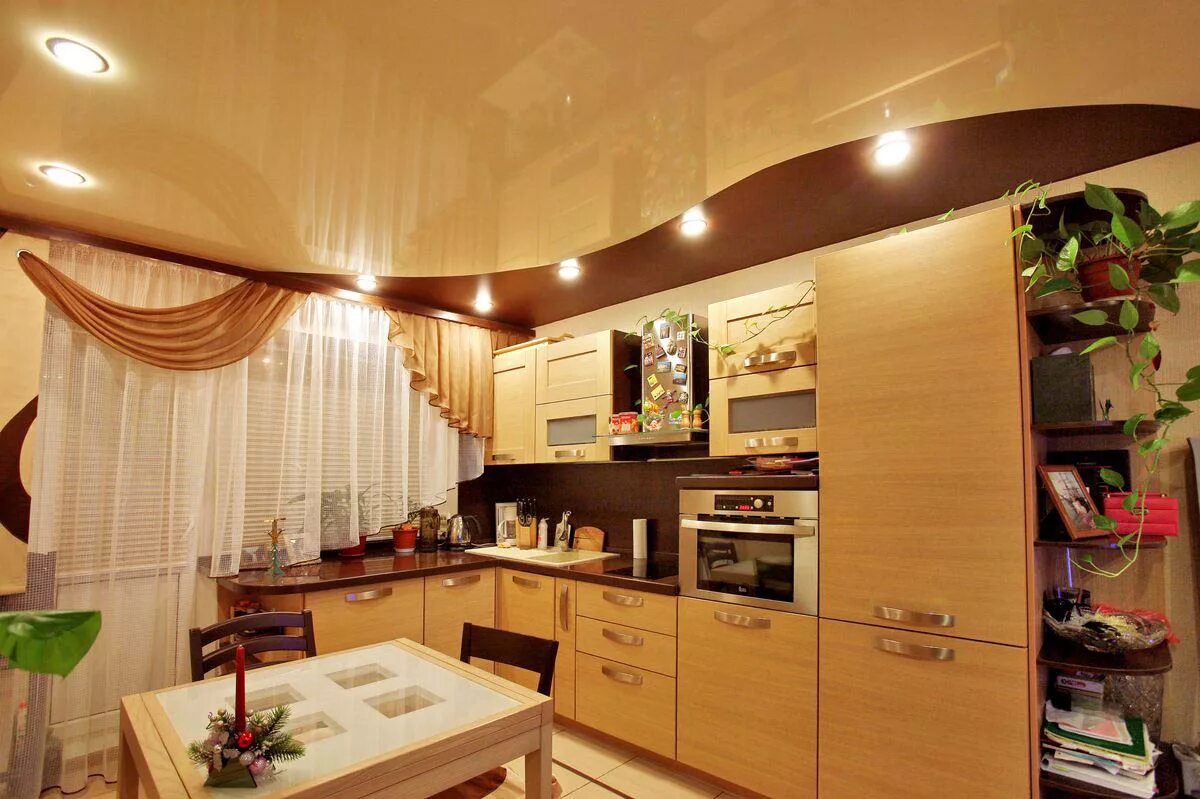 Натяжной потолок на кухне. Подвесной потолок на кухне. Кухня в потолок. Патолог на кухне натяжной. Потолок кухня видео